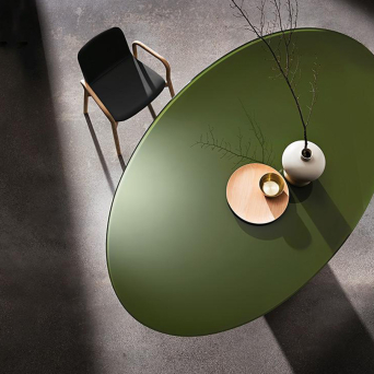 Mesa Totem Elíptica de Sovet, con estructura de metal lacado y tapa de cristal acabado extraclaro verde 2