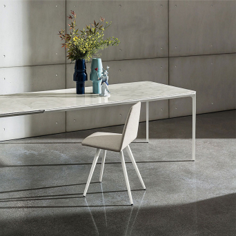Mesa Slim Extensible de Sovet fabricada con tapa en cerámica.