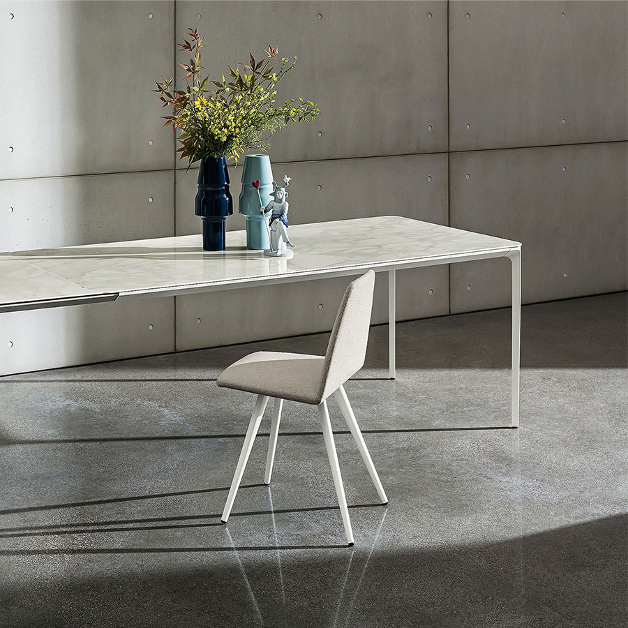 Mesa Slim Extensible de Sovet fabricada con tapa en cerámica.
