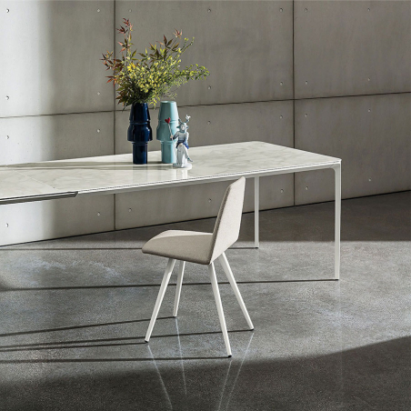 Mesa Slim Extensible de Sovet fabricada con tapa en cerámica.