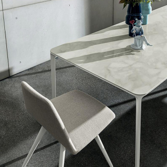 Mesa Slim Extensible de Sovet fabricada con tapa en cerámica. 2