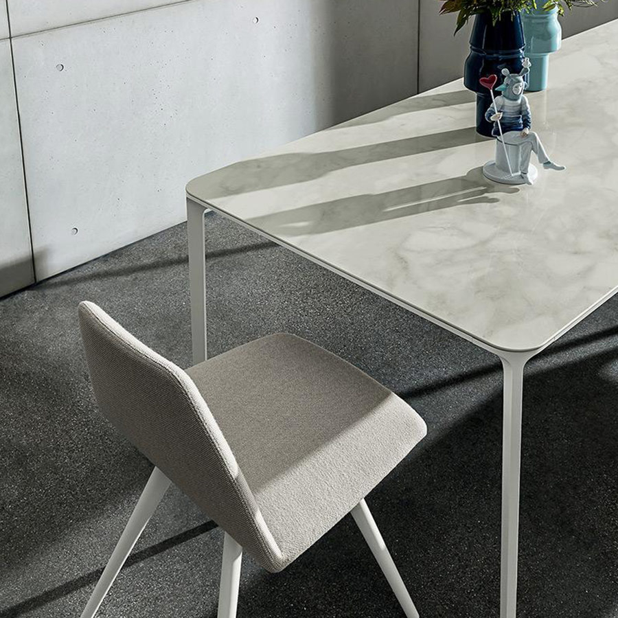 Vista ampliada de la tapa cerámica de la Mesa Slim Extensible de Sovet.