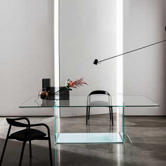 Mesa Valencia de la firma Sovet, con tapa de vidrio extraclaro transparente y base lacado blanco