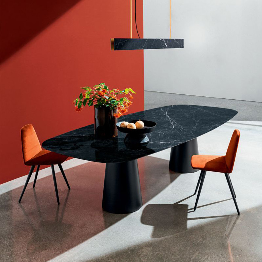 Mesa Totem Dos Bases, diseñada por Sovet, con tapa cerámica acabado Marquinia y estructura en metal lacado negro