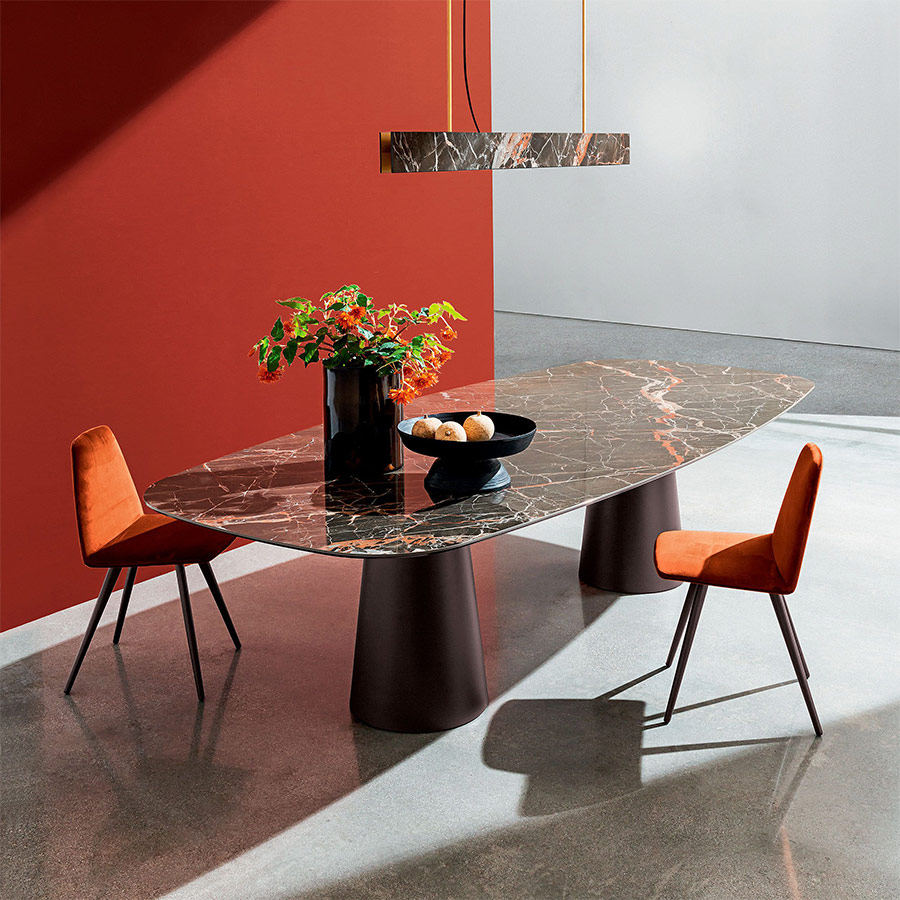 Mesa Totem Dos Bases, diseñada por Sovet, con tapa cerámica acabado Ombra di Caravaggio con estructura metal lacado negro