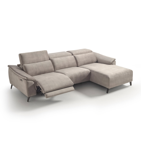Chaiselongue relax Tucan tapizado de la firma nacional Reyes Ordóñez, con mecanismo de apertura motorizada