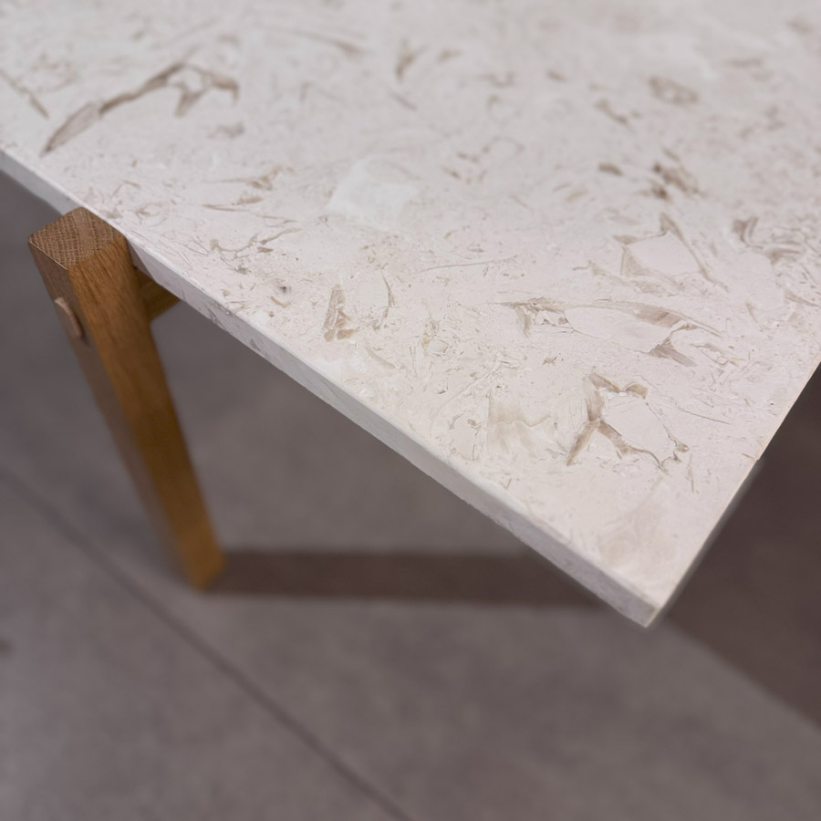 Detalle del tablero de piedra natural caliza fosilizada de la mesa de centro Ishimoku