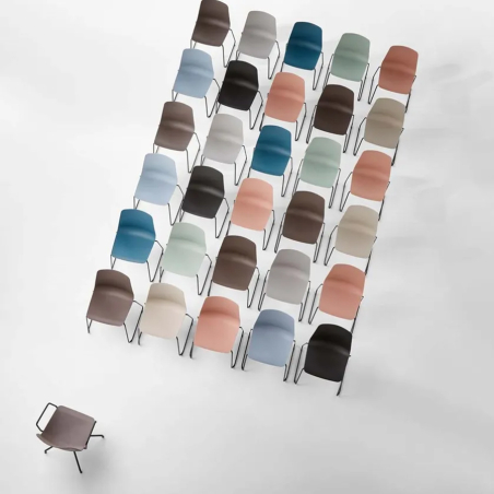 Diferentes acabados de la Silla Varya de Inclass, de polipropileno
