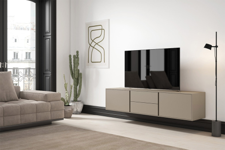Ambiente de salón con mueble de TV Alicia colgado a pared, en lacado mate color beige
