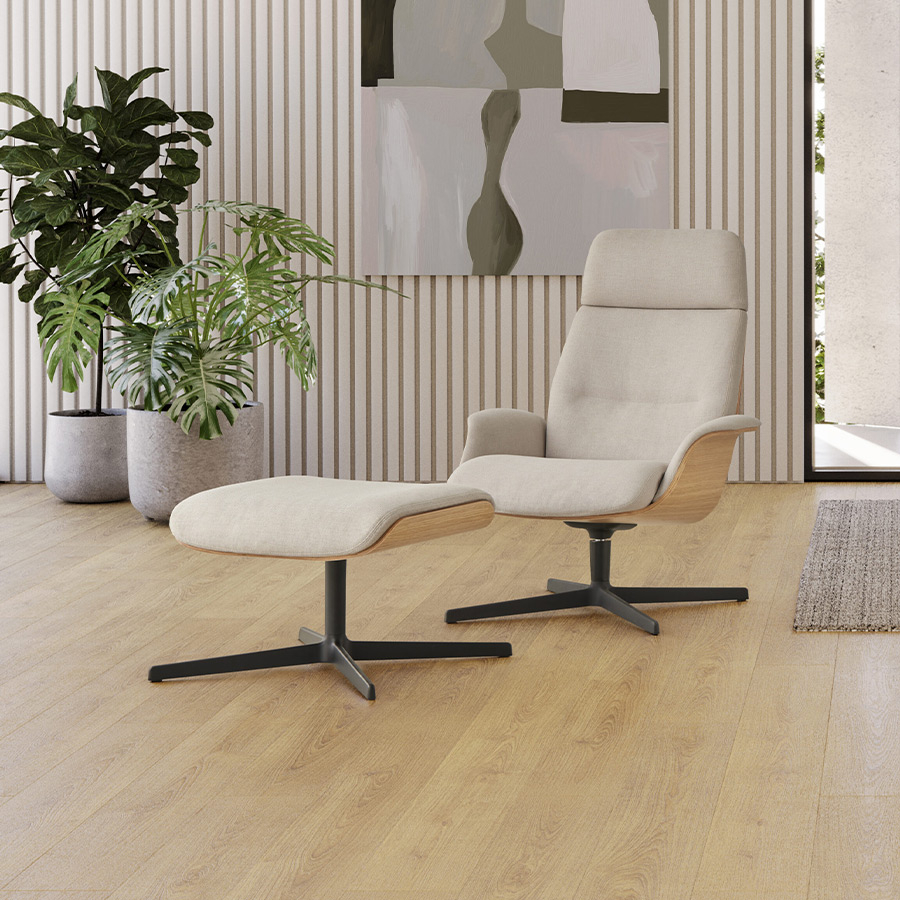 Butaca Rever con respaldo alto de Inclass en ambiente con ottoman a conjunto.