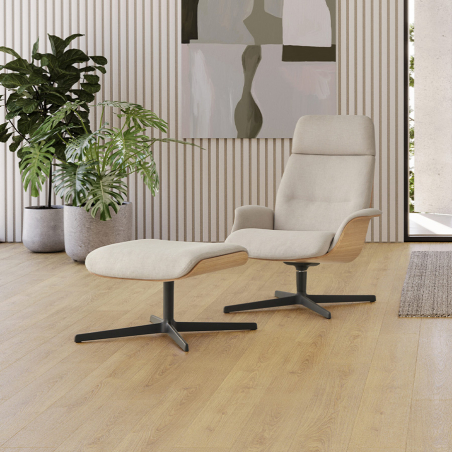 Butaca Rever con respaldo alto de Inclass en ambiente con ottoman a conjunto.