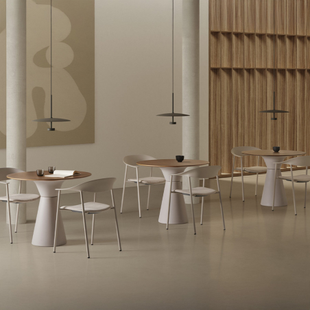 Mesa Essens de la firma nacional Inclass en ambiente con acabado roble.