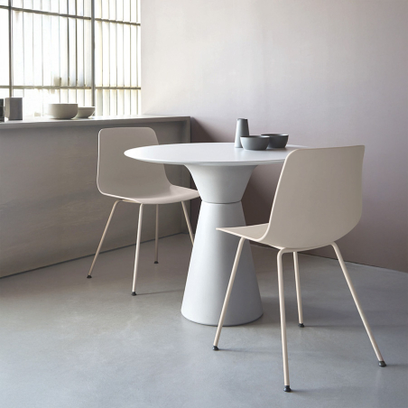 Mesa Essens de la firma Inclass en ambiente con acabado en lacado blanco.