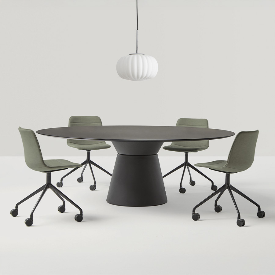 Mesa Essens de Inclass en ambiente con acabado en lacado negro.