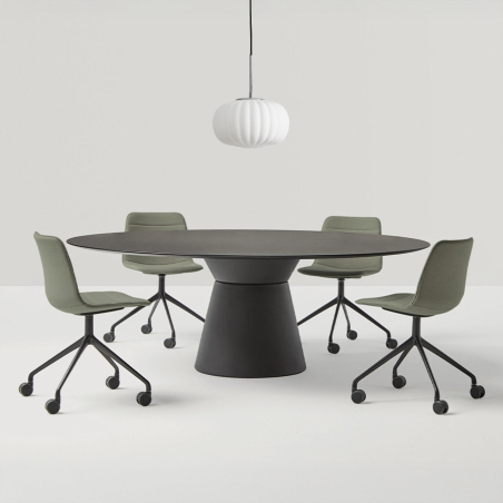 Mesa Essens de Inclass en ambiente con acabado en lacado negro.