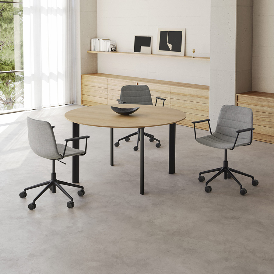 Mesa Laminar redonda inclass en ambiente acabado en roble natural.