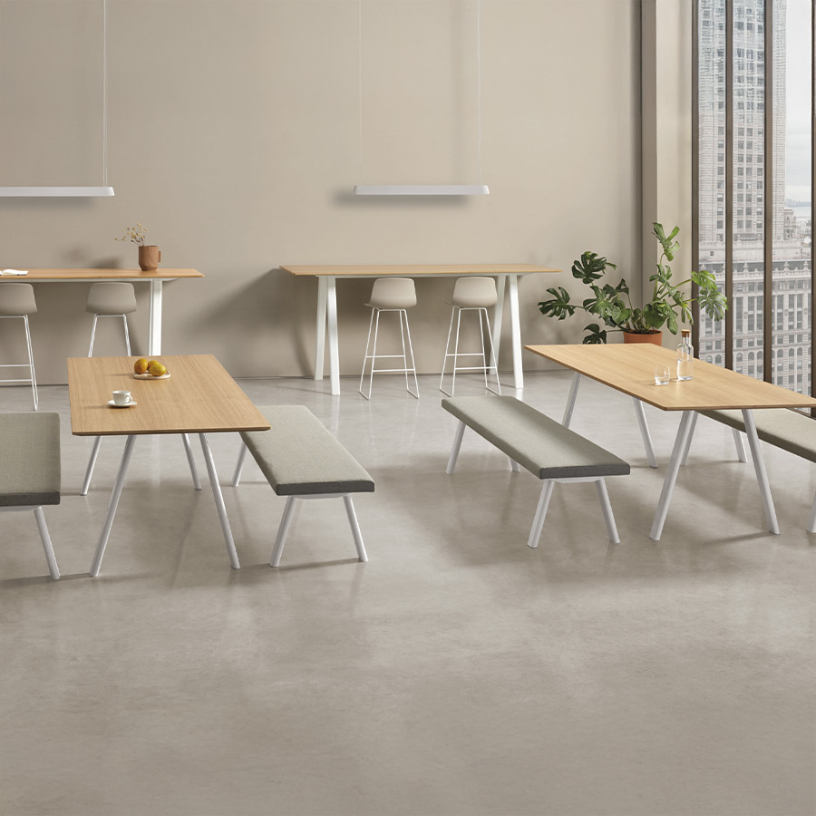 Mesas Plania de Inclass en ambiente con tapa en roble y patas en aluminio blanco.