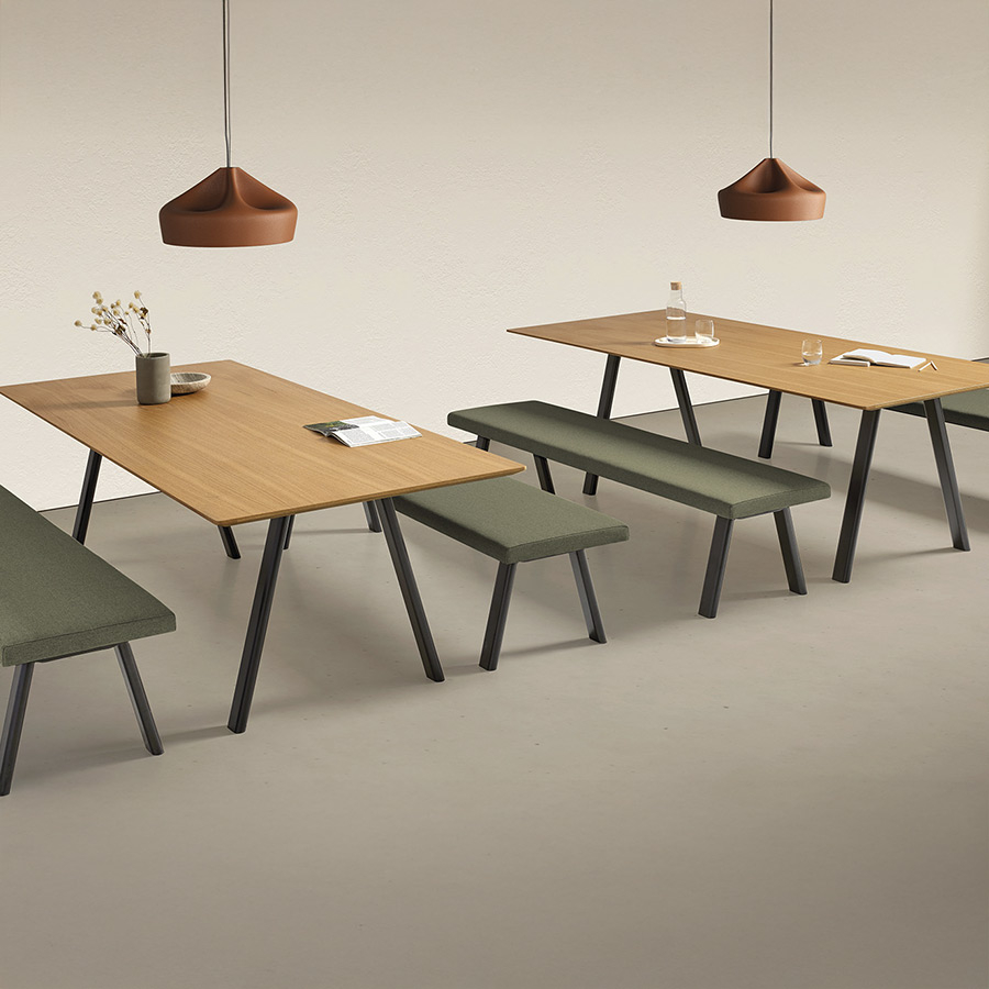 Mesas Plania de Inclass en ambiente con tapa en roble y patas en aluminio negro.