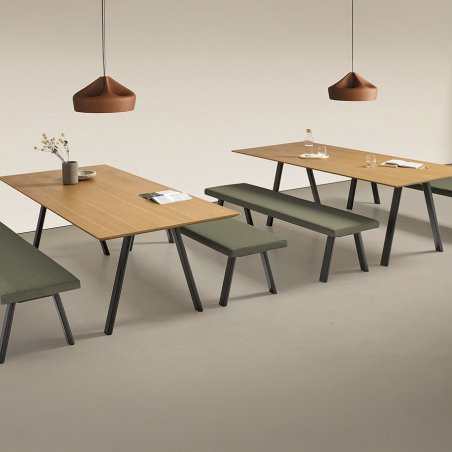 Mesas Plania de Inclass en ambiente con tapa en roble y patas en aluminio negro.