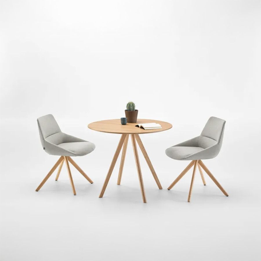 Mesa Stiks de Inclass en ambiente con butacas dunas xl.