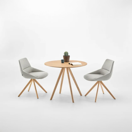 Mesa Stiks de Inclass en ambiente con butacas dunas xl.