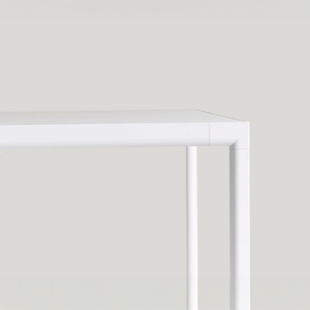 Mesa Sui de Inclass acabado en roble natural. 2