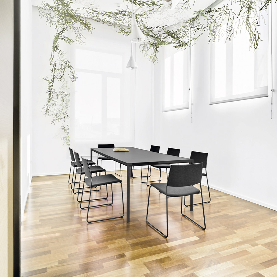 Mesa sui grande, ambiente comedor con acabados en lacado negro.