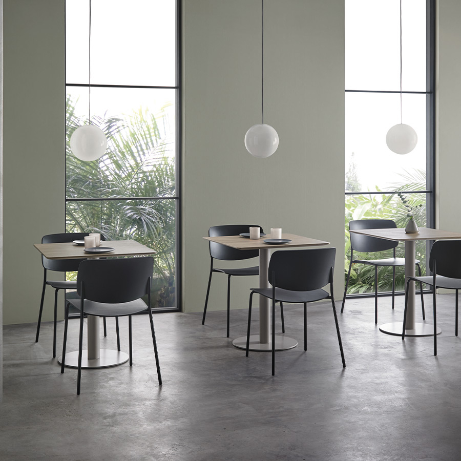 Silla Aryn 4 patas de Inclass en ambiente con acabado negro.