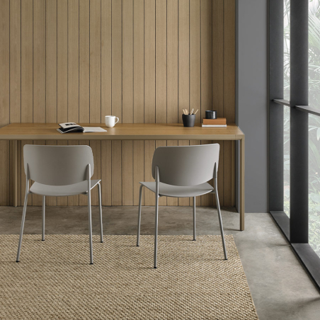Silla Aryn 4 patas de Inclass en ambiente con acabado gris.