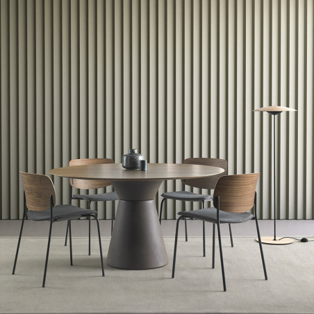Sillas Aryn Wood en ambiente con asiento tapizado.