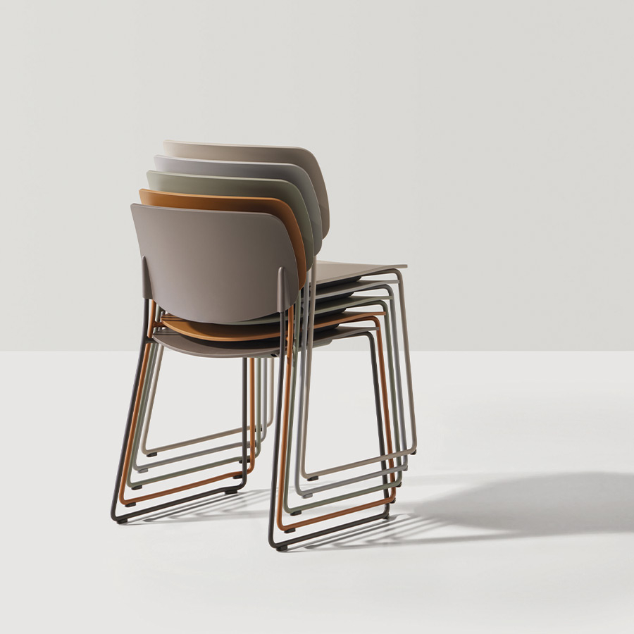 Silla Aryn apilable de la firma de diseño Inclass.