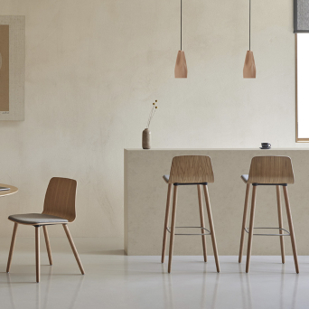 Taburete Varya Wood alto de Inclass, acabado madera de roble 2