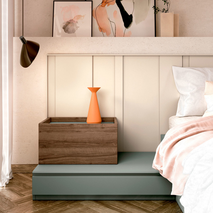 Detalle de la mesita de noche del dormitorio Live in 01, en acabado azul y madera.