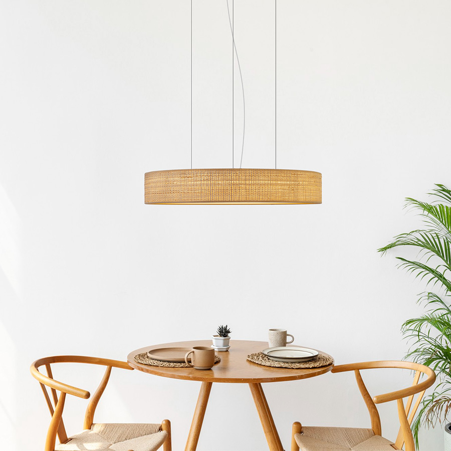 Lámpara colgante Slim de El Torrent en ambiente con mesa