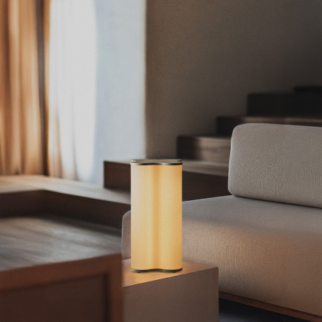 Lámpara de mesa Equis con tapas en acabado arena, en ambiente.