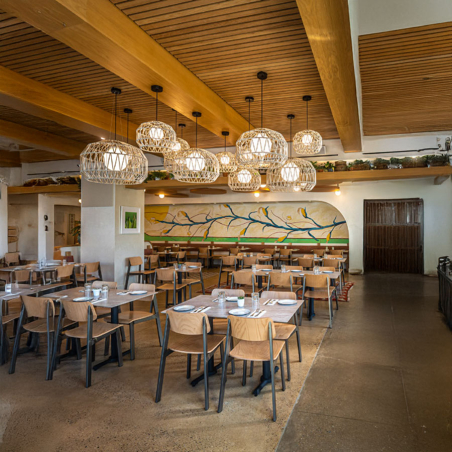 Lámpara colgante Bauma de El Torrent, en ambiente contract, restaurante.