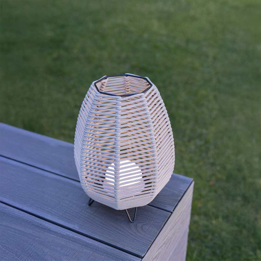 Lámpara de mesa Meisy en ambiente exterior, de El Torrent