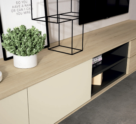 Detalle del mueble TV Individual 02 de Lan Mobel, con encimera en acabado Nature, puertas en Nude y diáfano en Petrol