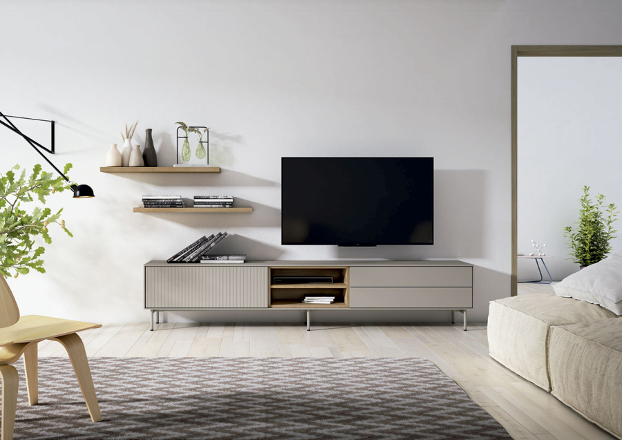 Ambiente de salón con mueble tv y dos baldas a pared en acabado gris humo y madera veteada