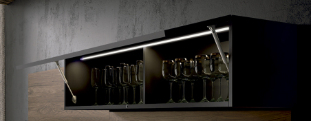 Detalle del módulo vitrina con puerta elevable, con iluminación led y acabado petrol