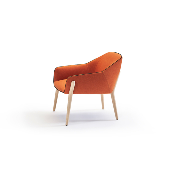 Butaca Nido de Sancal con patas de madera y tapizado en color caldera 2