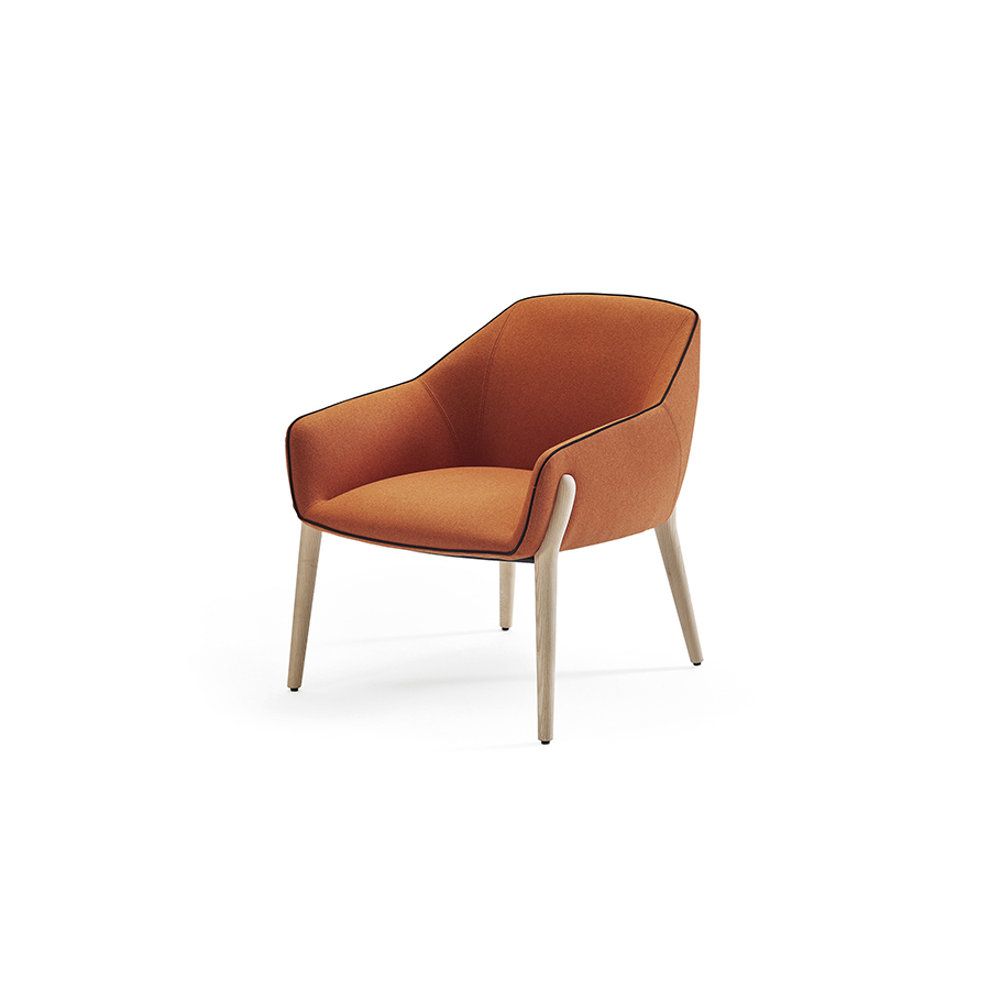 Butaca Nido de Sancal con patas de madera y tapizado en color caldera