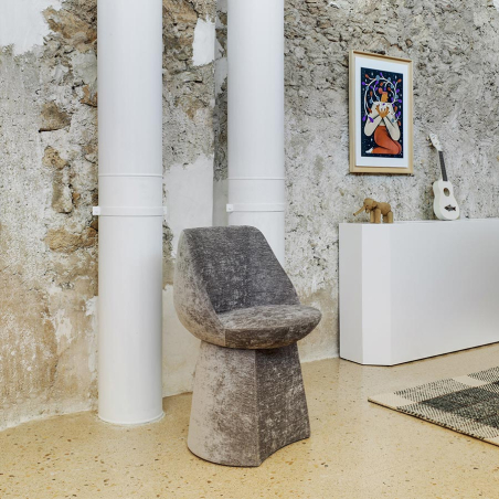Vista escorzada de la silla Magnum tapizada de Sancal en color gris claro