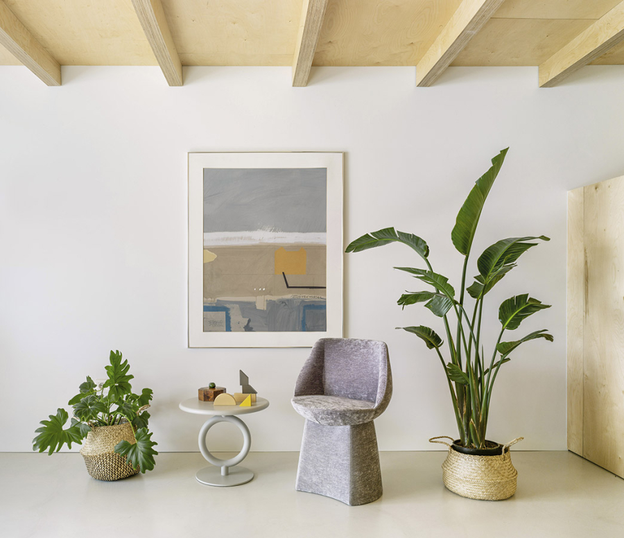 Ambiente con silla Magnum tapizada de Sancal en color gris claro