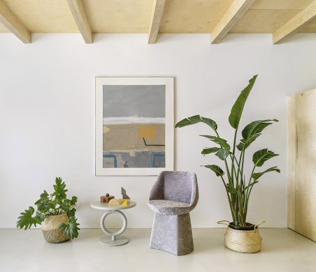 Ambiente con silla Magnum tapizada de Sancal en color gris claro