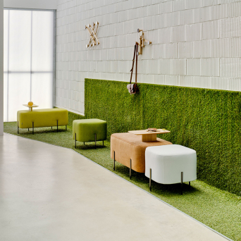 Banco Elephant de Sancal con patas metálicas, tapizado en tela color azul y bandeja de madera 2