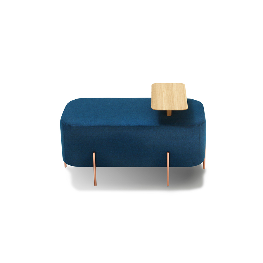Banco Elephant de Sancal con patas metálicas, tapizado en tela color azul y bandeja de madera