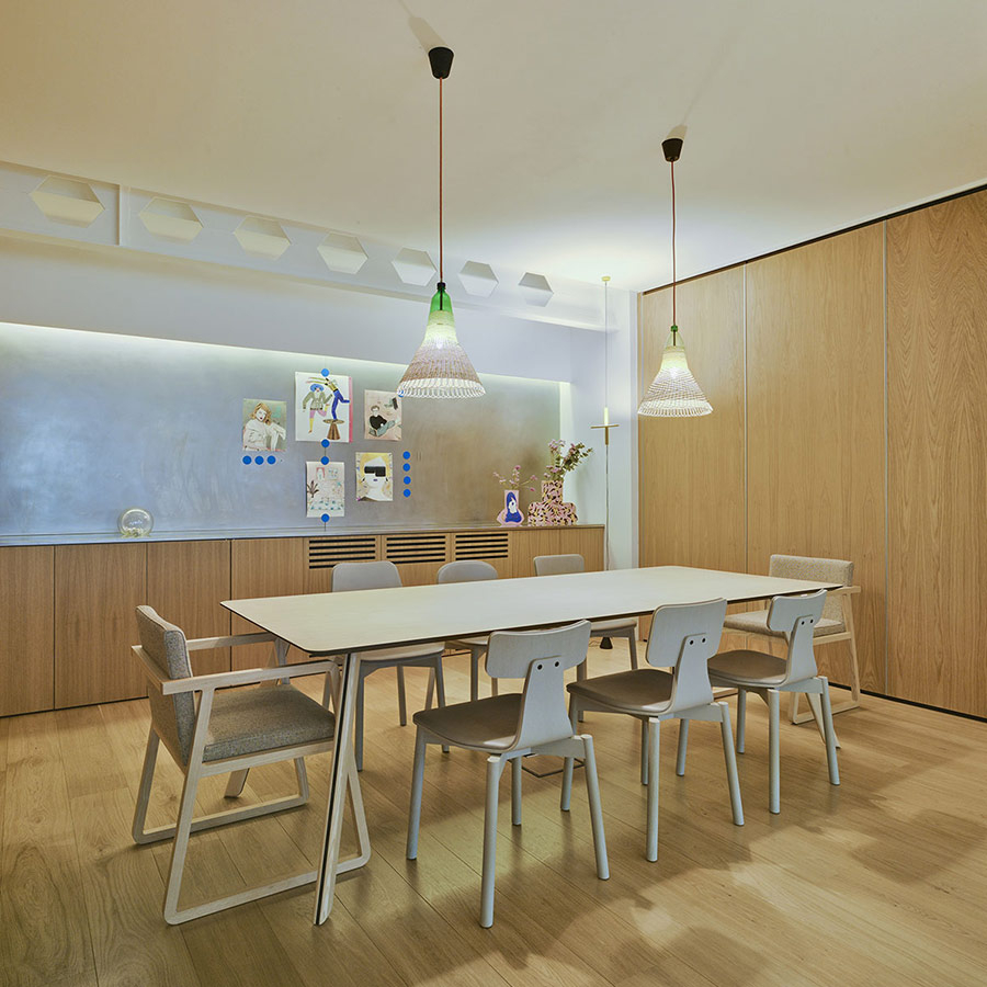 Ambiente de comedor con mesa Tortuga y sillas Silla40