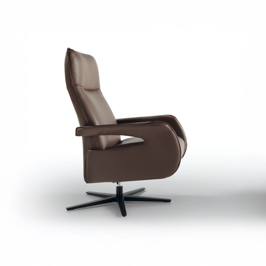Sillón Margot en acabado piel marron.