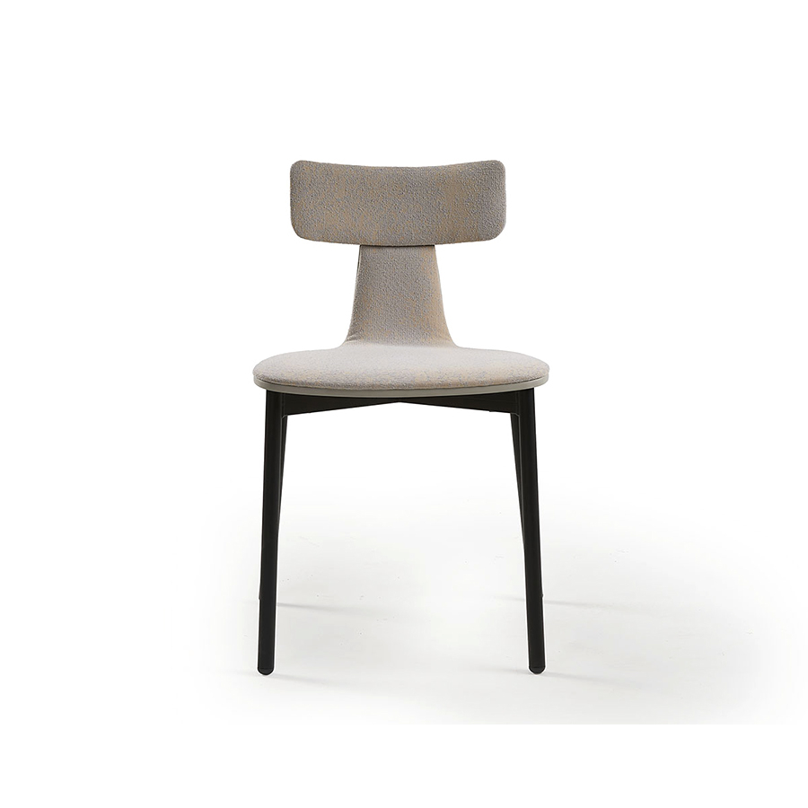 Vista frontal de la silla 40 de Sancal, con patas de fresno macizo y tapizada en tela